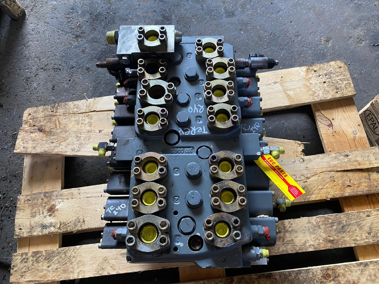 Terex TC 240 LC - Гидравлический клапан для Строительной техники: фото 1 Terex TC 240 LC - Гидравлический клапан для Строительной техники: фото 1