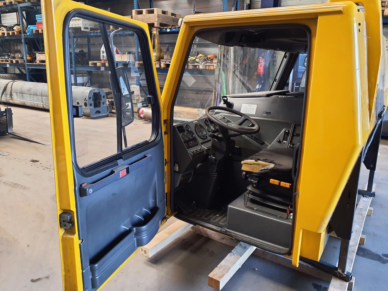 Grove GMK 3050 driver cabine complete - Кабина для Мобильных кранов: фото 5 Grove GMK 3050 driver cabine complete - Кабина для Мобильных кранов: фото 5