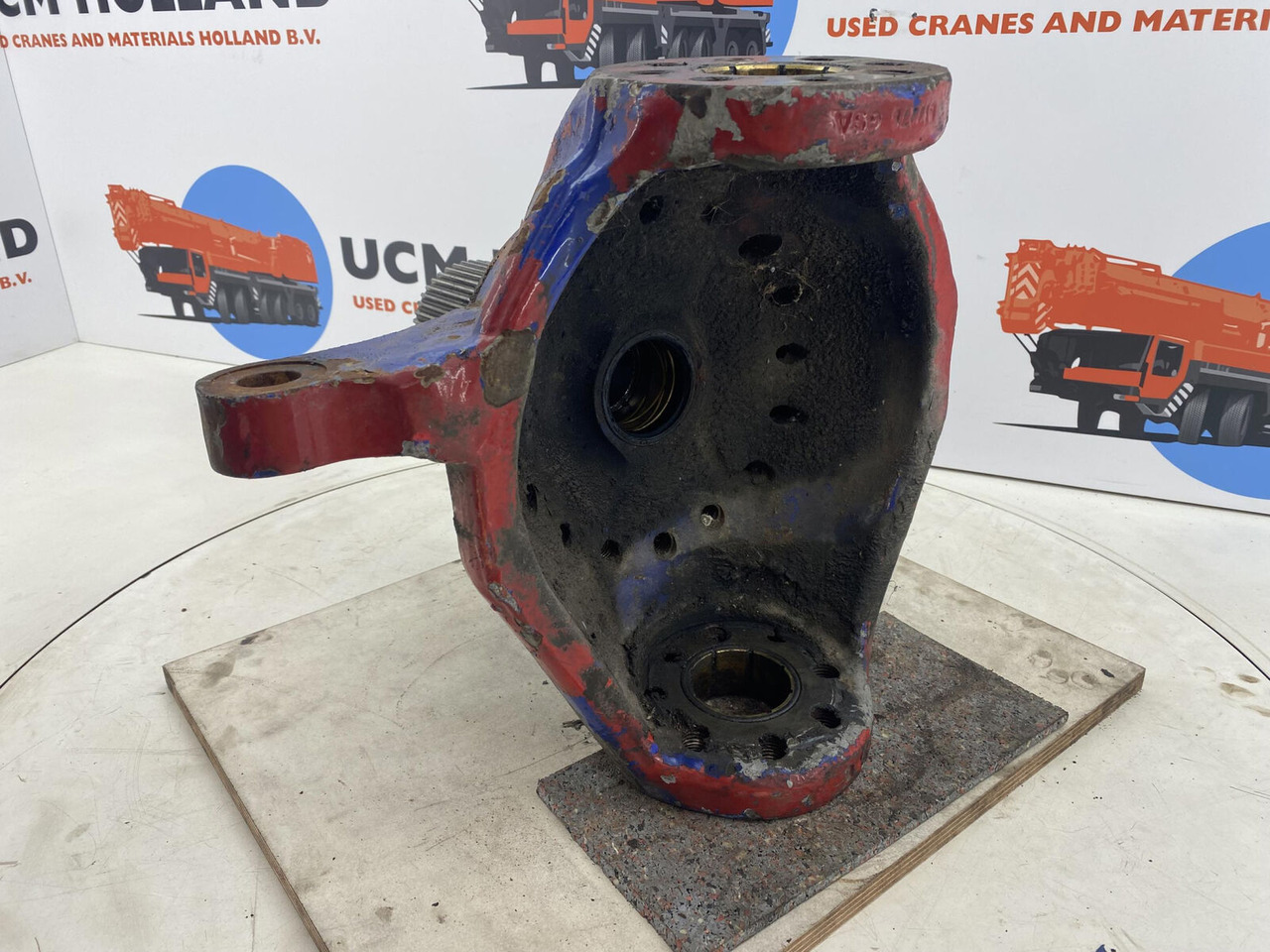 Liebherr LTM 1040-2.1 Steering knuckle 16 holes axle 2 - Поворотный кулак для Мобильных кранов: фото 4 Liebherr LTM 1040-2.1 Steering knuckle 16 holes axle 2 - Поворотный кулак для Мобильных кранов: фото 4