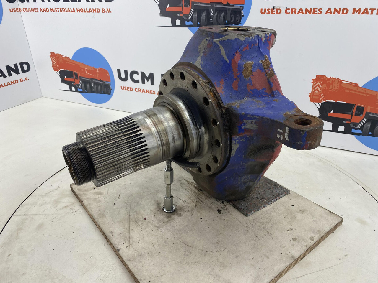 Liebherr LTM 1040-2.1 Steering knuckle 16 holes axle 2 - Поворотный кулак для Мобильных кранов: фото 1 Liebherr LTM 1040-2.1 Steering knuckle 16 holes axle 2 - Поворотный кулак для Мобильных кранов: фото 1