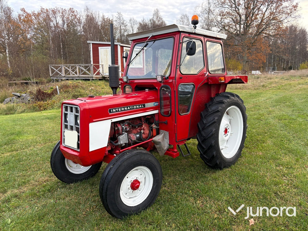 Traktor - International 444 - Трактор: фото 1 Traktor - International 444 - Трактор: фото 1