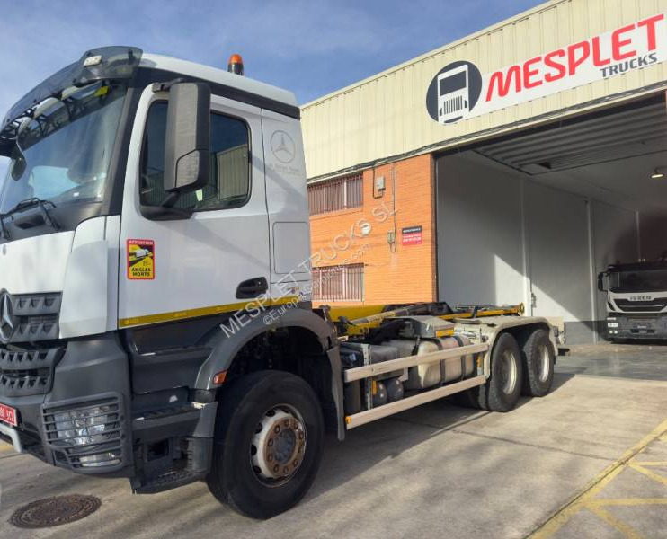 Mercedes Arocs 2645 K - Крюковой мультилифт: фото 1 Mercedes Arocs 2645 K - Крюковой мультилифт: фото 1