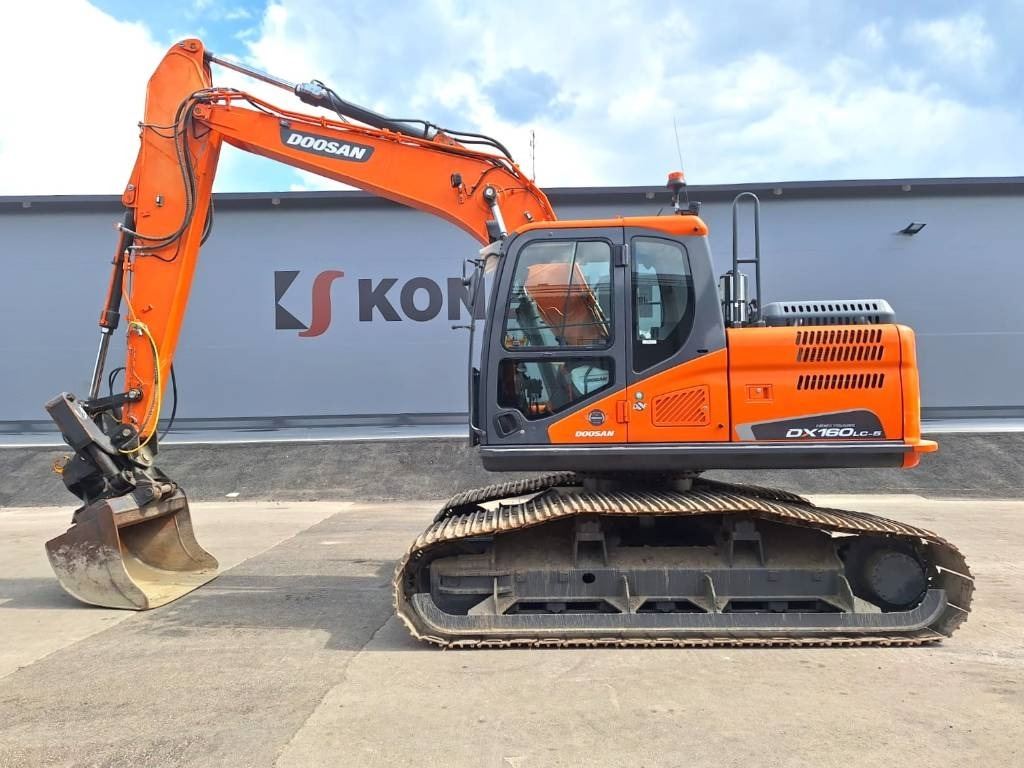 Doosan DX160LCH-5 METSÄMALLI KALLISTAJALLA - Гусеничный экскаватор: фото 1 Doosan DX160LCH-5 METSÄMALLI KALLISTAJALLA - Гусеничный экскаватор: фото 1