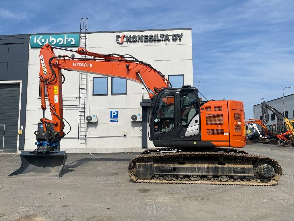 Hitachi ZX225USLC-6 PYÖRITTÄJÄLLÄ - Гусеничный экскаватор: фото 1 Hitachi ZX225USLC-6 PYÖRITTÄJÄLLÄ - Гусеничный экскаватор: фото 1