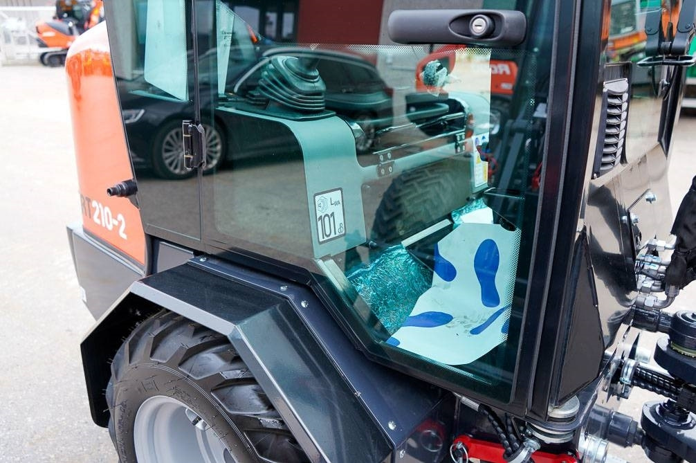 Новый Компактный фронтальный погрузчик Kubota RT210-2 UUSI: фото 14