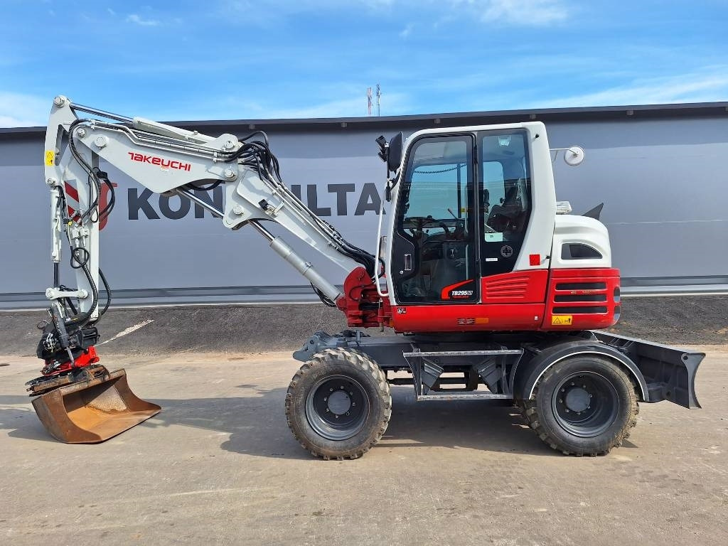 Takeuchi TB295W KÄRRY, PYÖRITTÄJÄ, 5-KAUHAA - Колёсный экскаватор: фото 1 Takeuchi TB295W KÄRRY, PYÖRITTÄJÄ, 5-KAUHAA - Колёсный экскаватор: фото 1