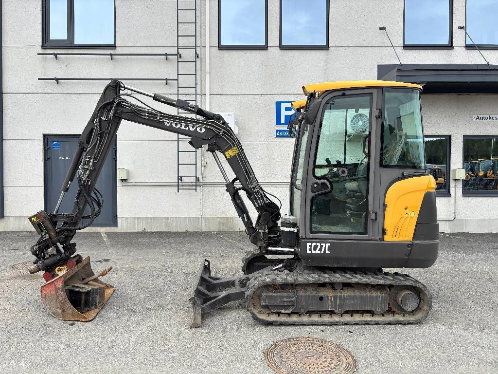 Volvo EC27C PYÖRITTÄJÄLLÄ - Мини-экскаватор: фото 1 Volvo EC27C PYÖRITTÄJÄLLÄ - Мини-экскаватор: фото 1