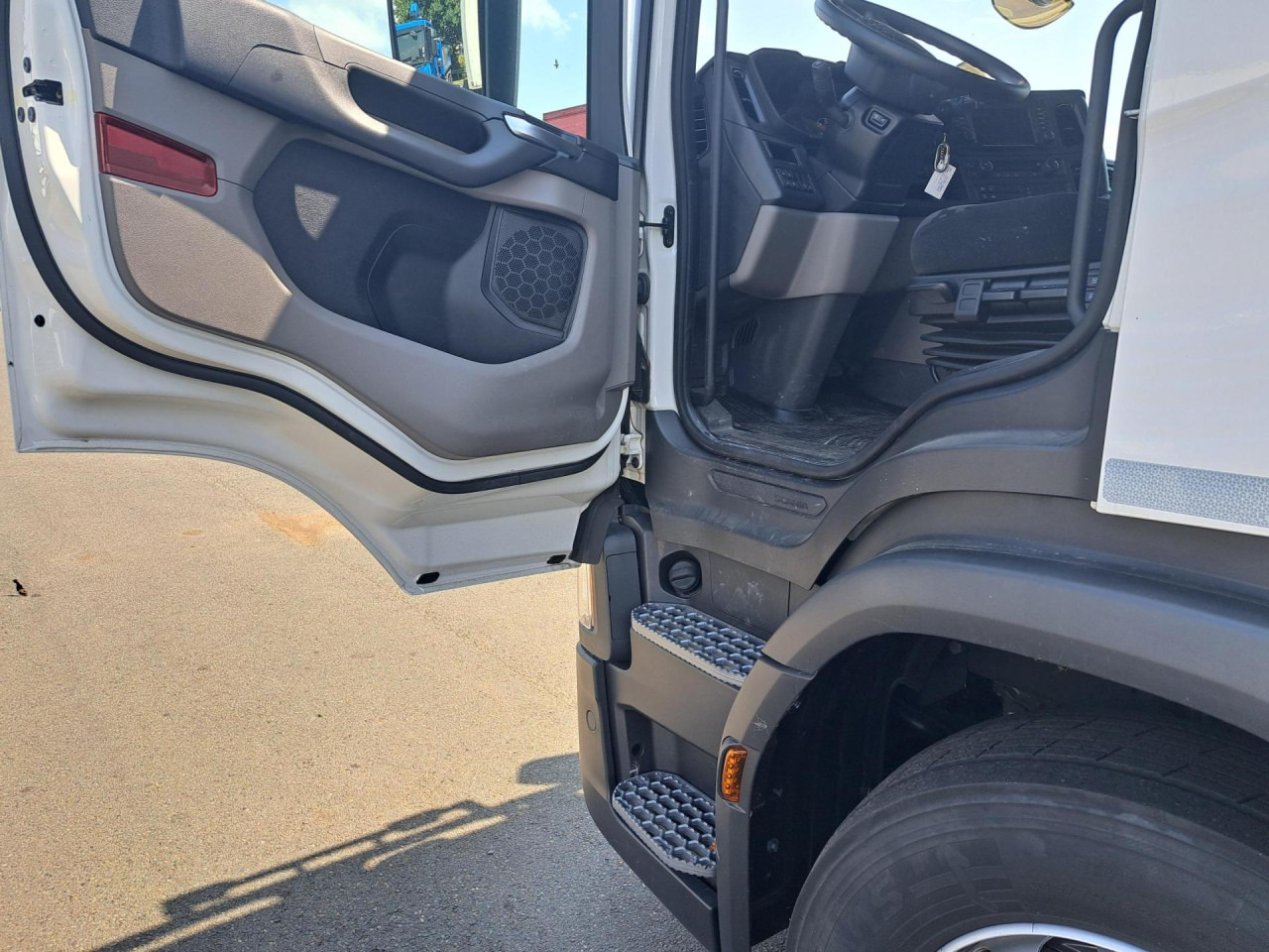 SCANIA SCANIA P280 4x2 Fourgon /Hayon 9L - Грузовик-шасси: фото 2 SCANIA SCANIA P280 4x2 Fourgon /Hayon 9L - Грузовик-шасси: фото 2