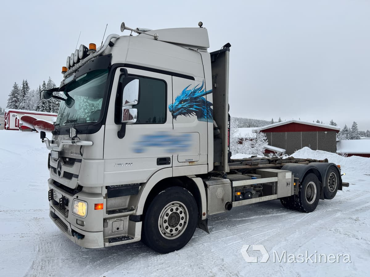 Mercedes-Benz Actros 2548 L Lastväxlare Mercedes-Benz 2548 L med flak - Другая техника: фото 1 Mercedes-Benz Actros 2548 L Lastväxlare Mercedes-Benz 2548 L med flak - Другая техника: фото 1