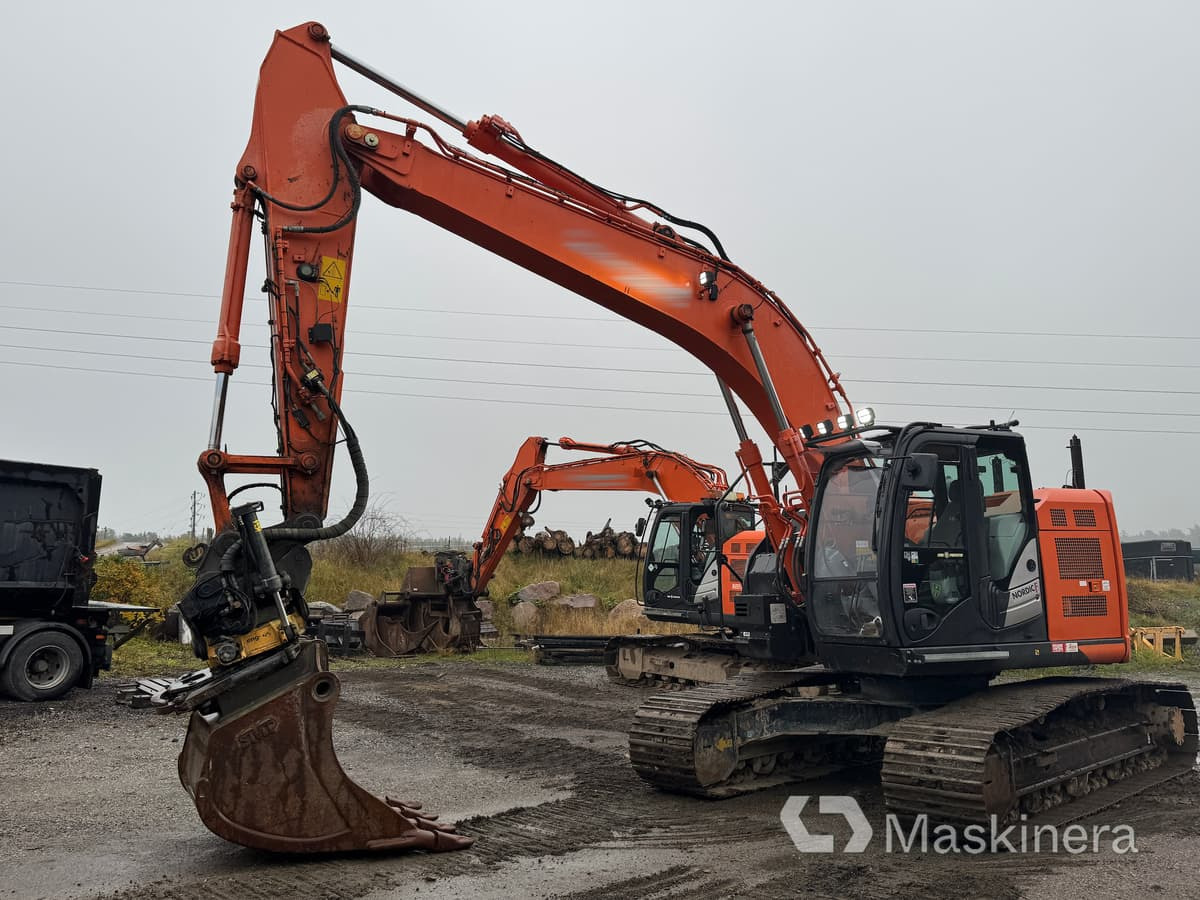 Grävmaskin Hitachi ZX225USLC-6 - Гусеничный экскаватор: фото 1 Grävmaskin Hitachi ZX225USLC-6 - Гусеничный экскаватор: фото 1