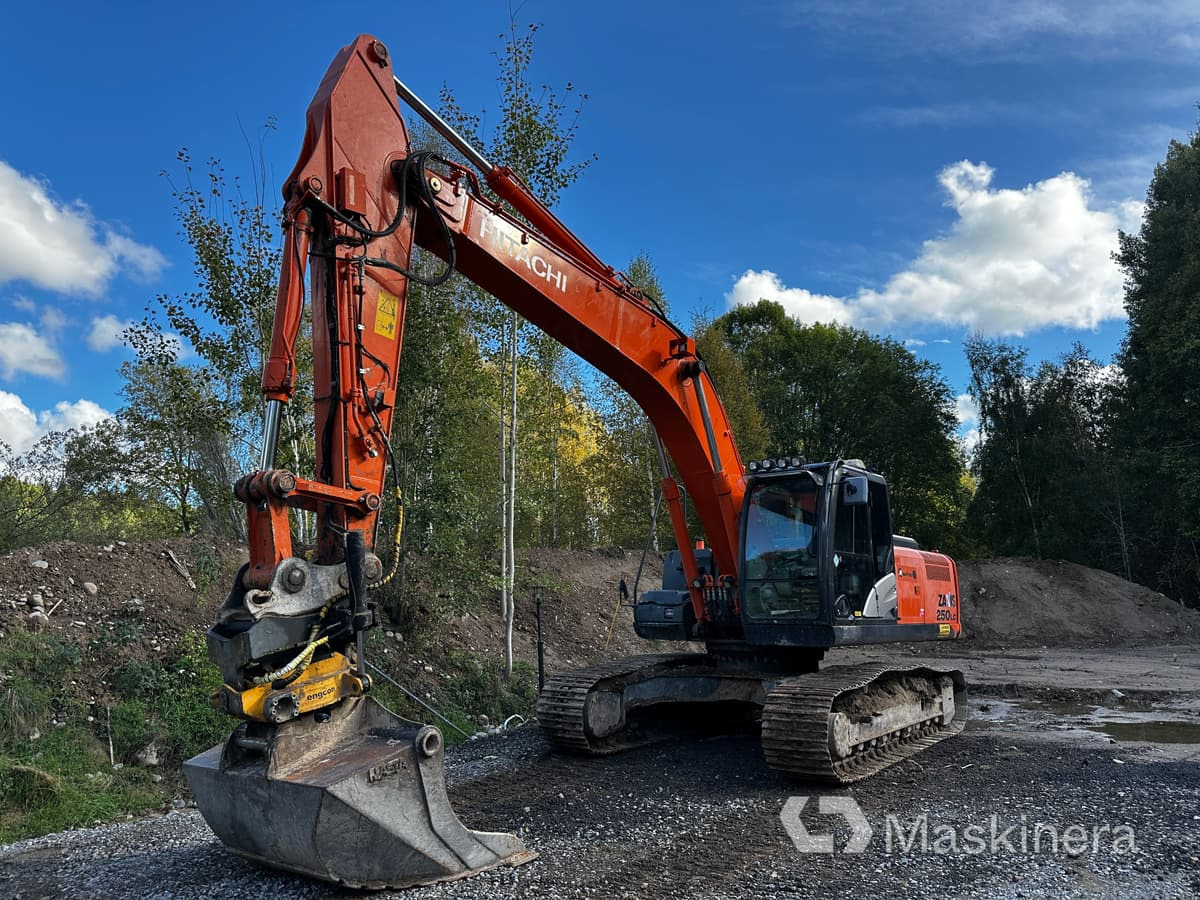 Grävmaskin Hitachi ZX250LC-5B - Гусеничный экскаватор: фото 1 Grävmaskin Hitachi ZX250LC-5B - Гусеничный экскаватор: фото 1