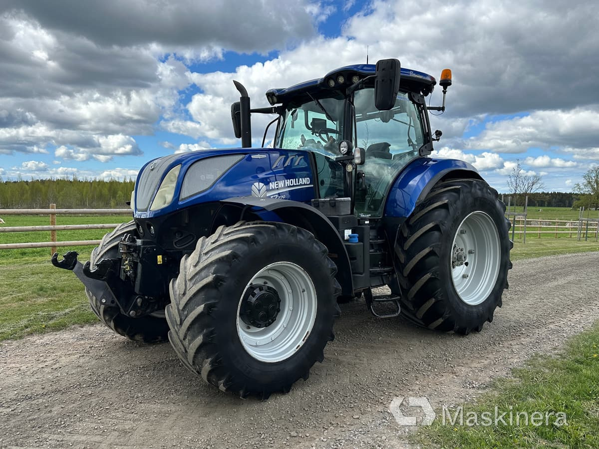 New Holland T7.270 AC 4WD Traktor New Holland T7.270 AC 4WD - Трактор: фото 1 New Holland T7.270 AC 4WD Traktor New Holland T7.270 AC 4WD - Трактор: фото 1