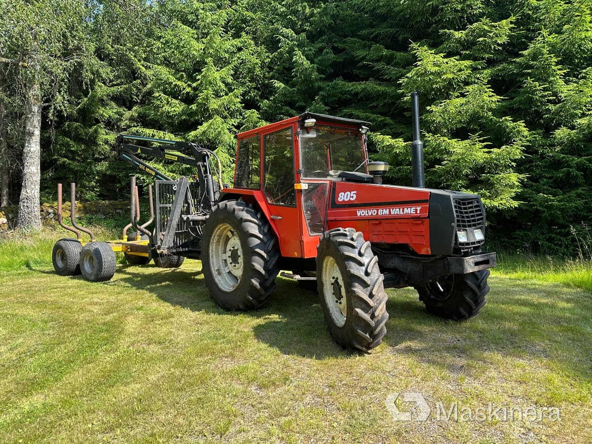 Traktor Volvo BM 805-4 med skogsvagn och kran - Трактор, Лесной прицеп: фото 1 Traktor Volvo BM 805-4 med skogsvagn och kran - Трактор, Лесной прицеп: фото 1