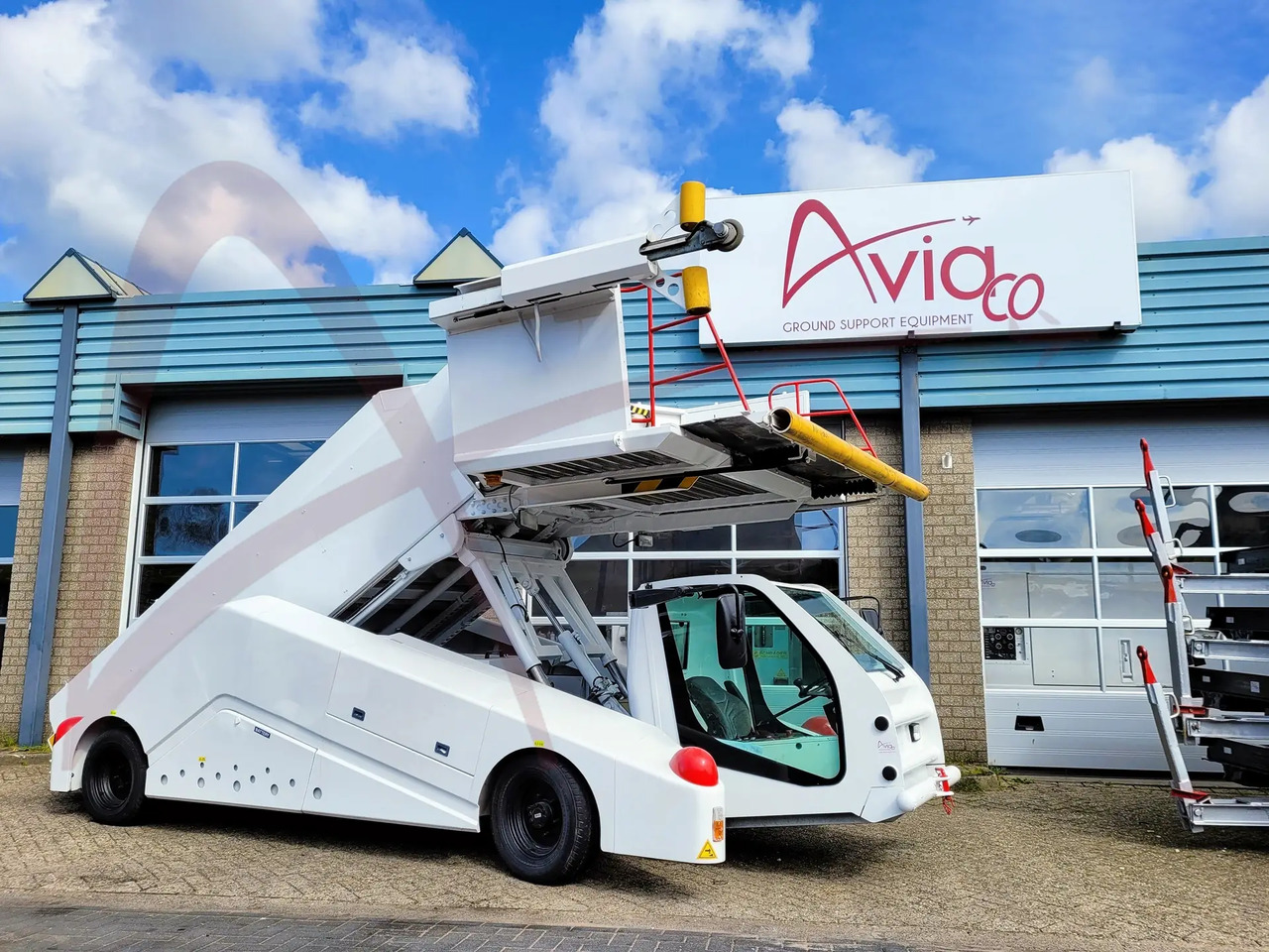 KAHLBACHER JET-STEP 180/420 - Пассажирский трап: фото 1 KAHLBACHER JET-STEP 180/420 - Пассажирский трап: фото 1