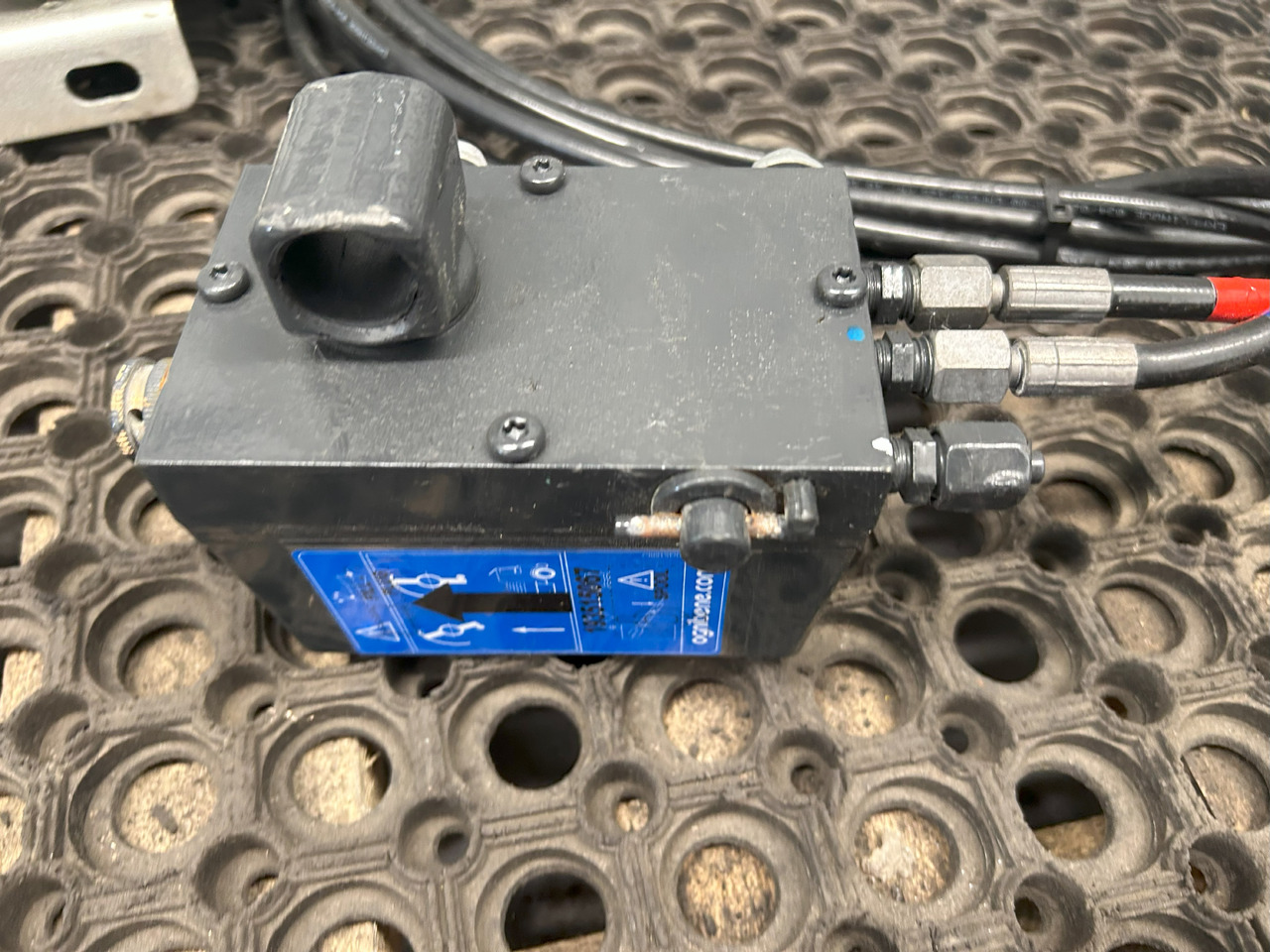 IVECO EUROCARGO 75E MLC CABIN LIFTING KIT - Гидравлический цилиндр: фото 3 IVECO EUROCARGO 75E MLC CABIN LIFTING KIT - Гидравлический цилиндр: фото 3