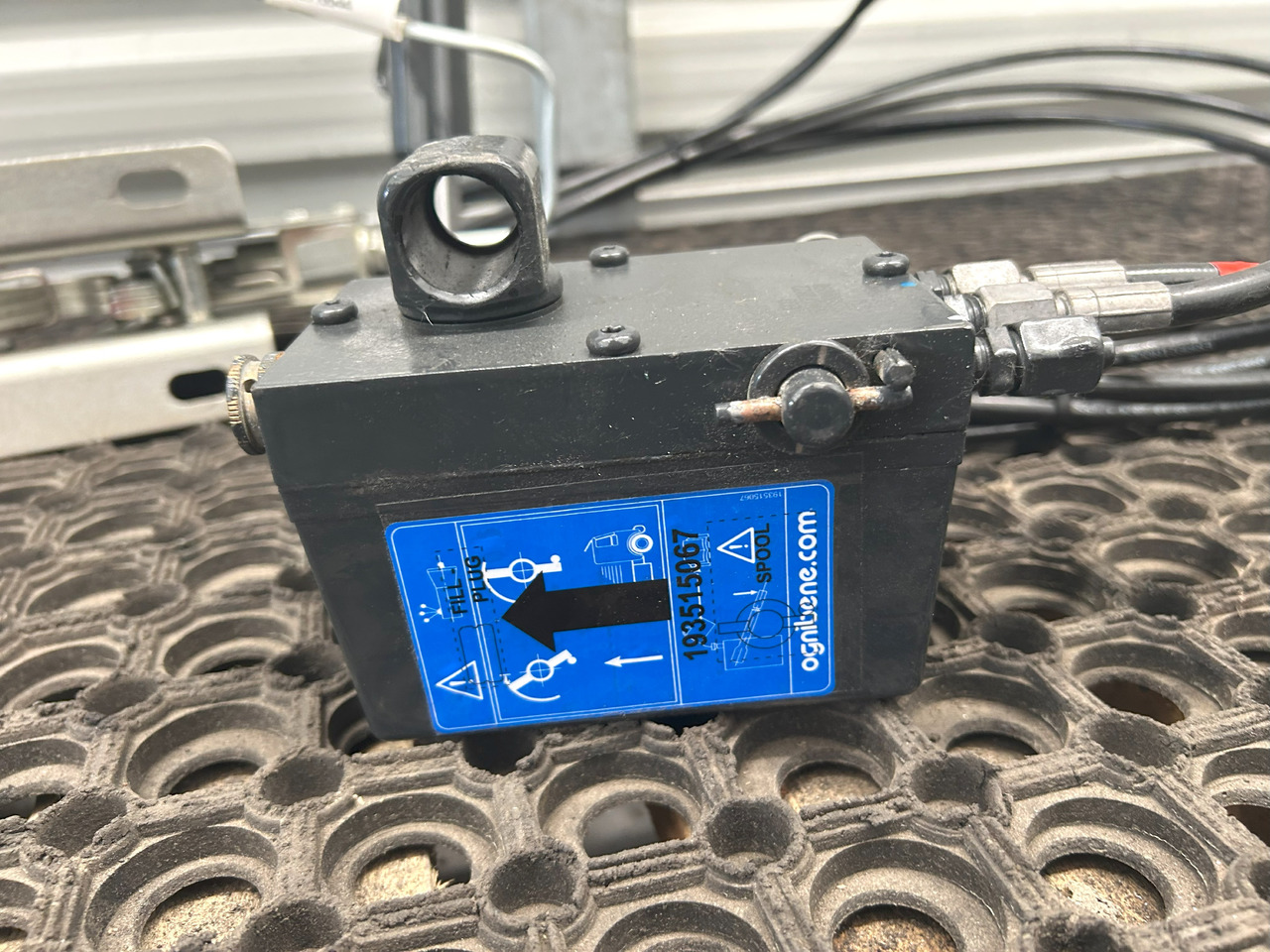 IVECO EUROCARGO 75E MLC CABIN LIFTING KIT - Гидравлический цилиндр: фото 2 IVECO EUROCARGO 75E MLC CABIN LIFTING KIT - Гидравлический цилиндр: фото 2