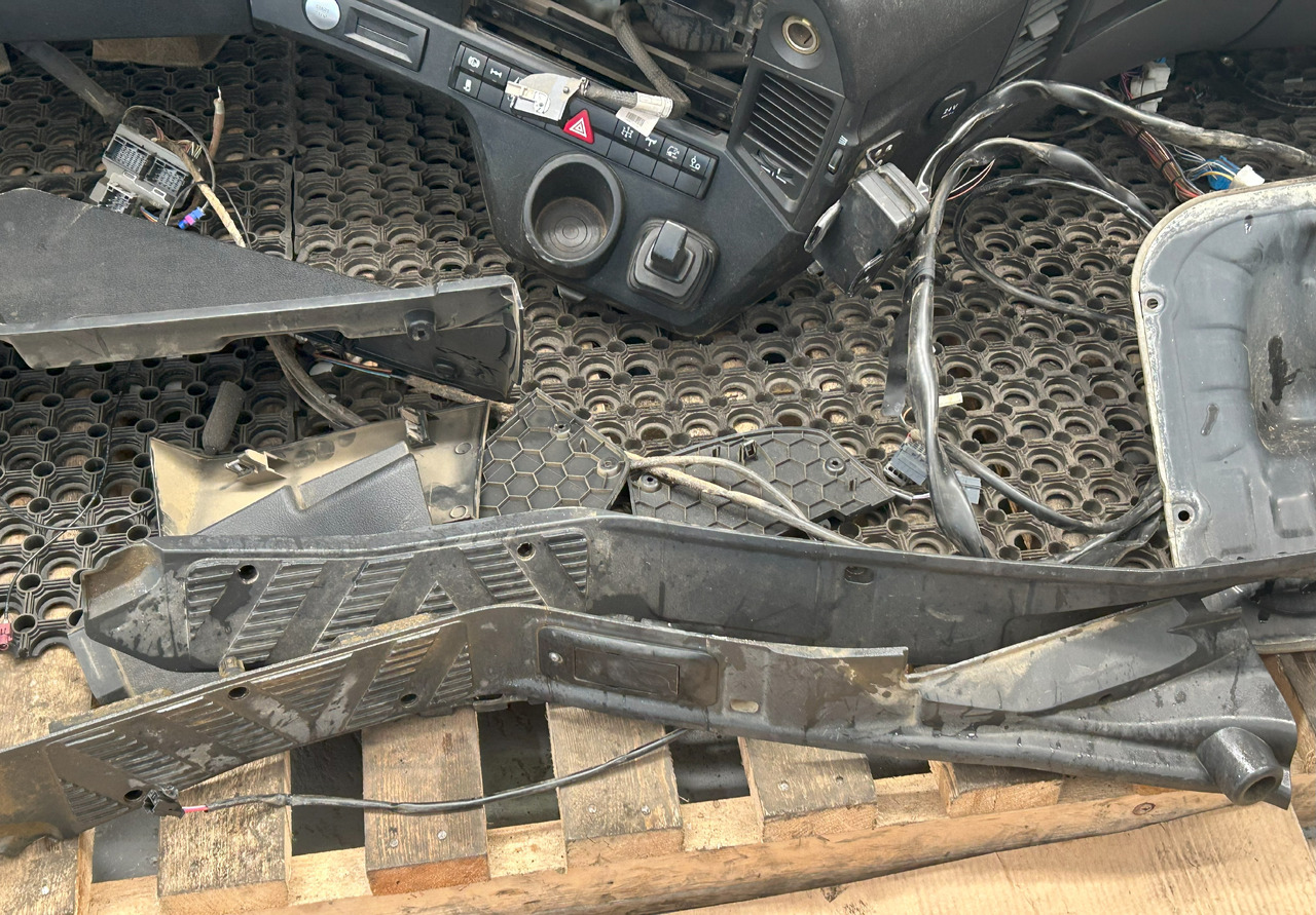 MERCEDES-BENZ KOMPLETNA PRZEKŁADKA WNĘTRZA - DESKA KONSOLA DO ANGLIKA MERCEDES AROCS MP4 - Кабина: фото 2 MERCEDES-BENZ KOMPLETNA PRZEKŁADKA WNĘTRZA - DESKA KONSOLA DO ANGLIKA MERCEDES AROCS MP4 - Кабина: фото 2