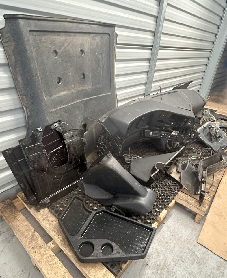 MERCEDES-BENZ KOMPLETNA PRZEKŁADKA WNĘTRZA - DESKA KONSOLA DO ANGLIKA MERCEDES AROCS MP4 - Кабина: фото 4 MERCEDES-BENZ KOMPLETNA PRZEKŁADKA WNĘTRZA - DESKA KONSOLA DO ANGLIKA MERCEDES AROCS MP4 - Кабина: фото 4