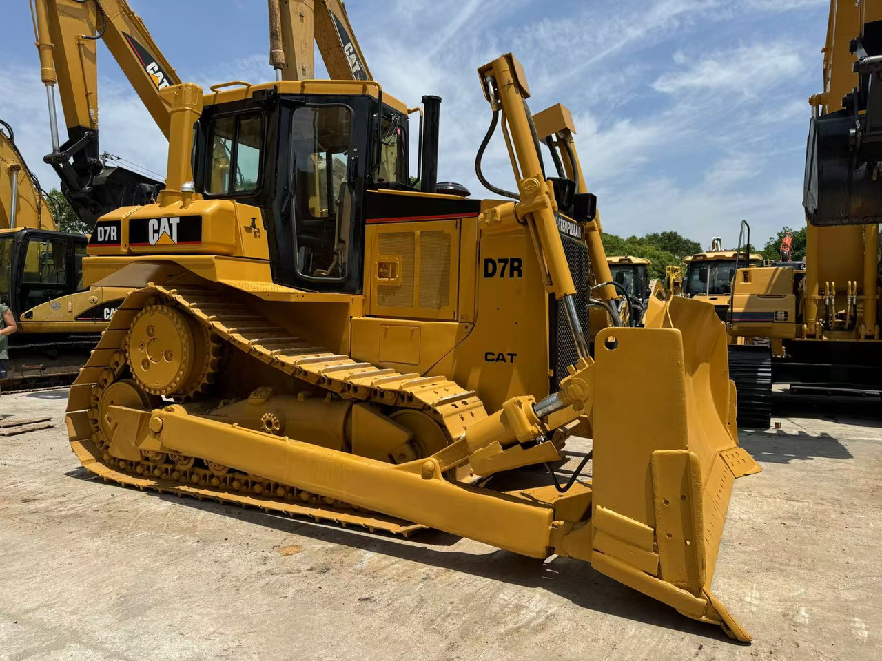 Caterpillar Caterpillar D7R Bulldozer Technical Specs: 245 HP Engine, 4.5 m³ Blade Capacity, 29,200 kg Operating Weight & Dimensions - Бульдозер: фото 1 Caterpillar Caterpillar D7R Bulldozer Technical Specs: 245 HP Engine, 4.5 m³ Blade Capacity, 29,200 kg Operating Weight & Dimensions - Бульдозер: фото 1