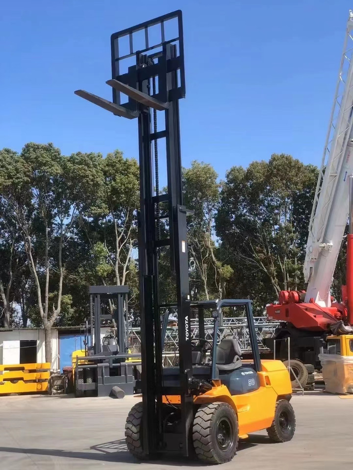 Toyota 5 ton Forklift Good Price FD50 with Side Shifter - Дизельный погрузчик: фото 2 Toyota 5 ton Forklift Good Price FD50 with Side Shifter - Дизельный погрузчик: фото 2