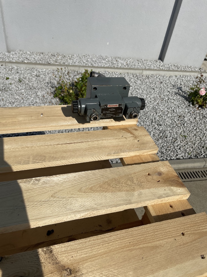 LIEBHERR R906 - Гидравлический клапан: фото 3 LIEBHERR R906 - Гидравлический клапан: фото 3