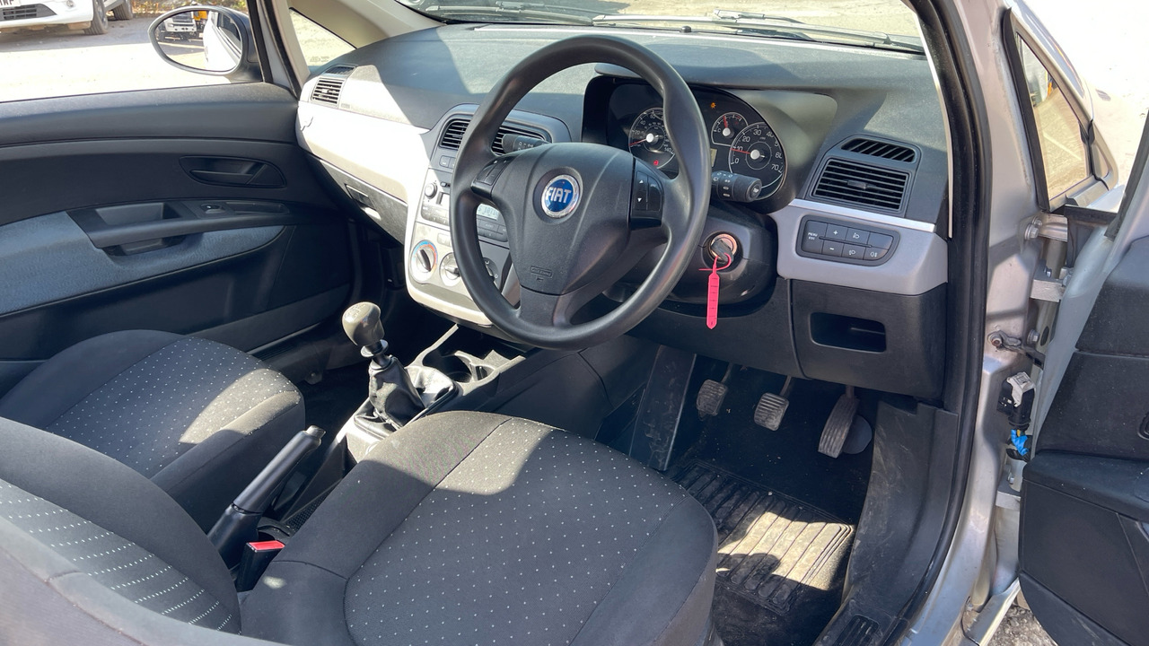 FIAT PUNTO 1.2 Active GRANDE - Хэтчбек: фото 5 FIAT PUNTO 1.2 Active GRANDE - Хэтчбек: фото 5