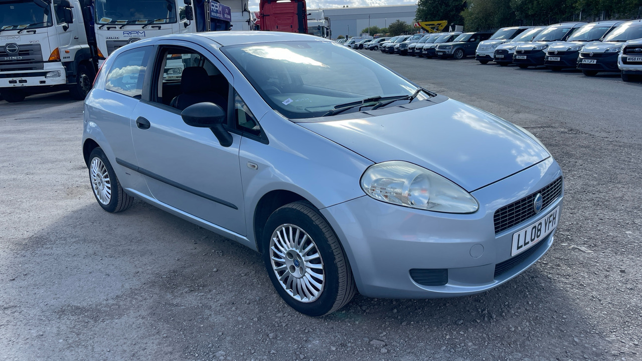 FIAT PUNTO 1.2 Active GRANDE - Хэтчбек: фото 1 FIAT PUNTO 1.2 Active GRANDE - Хэтчбек: фото 1