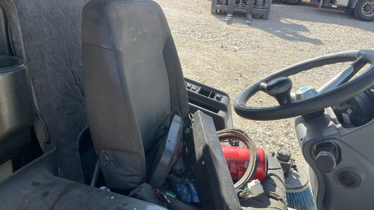 Подметально-уборочная машина JOHNSTON: фото 8 Подметально-уборочная машина JOHNSTON: фото 8