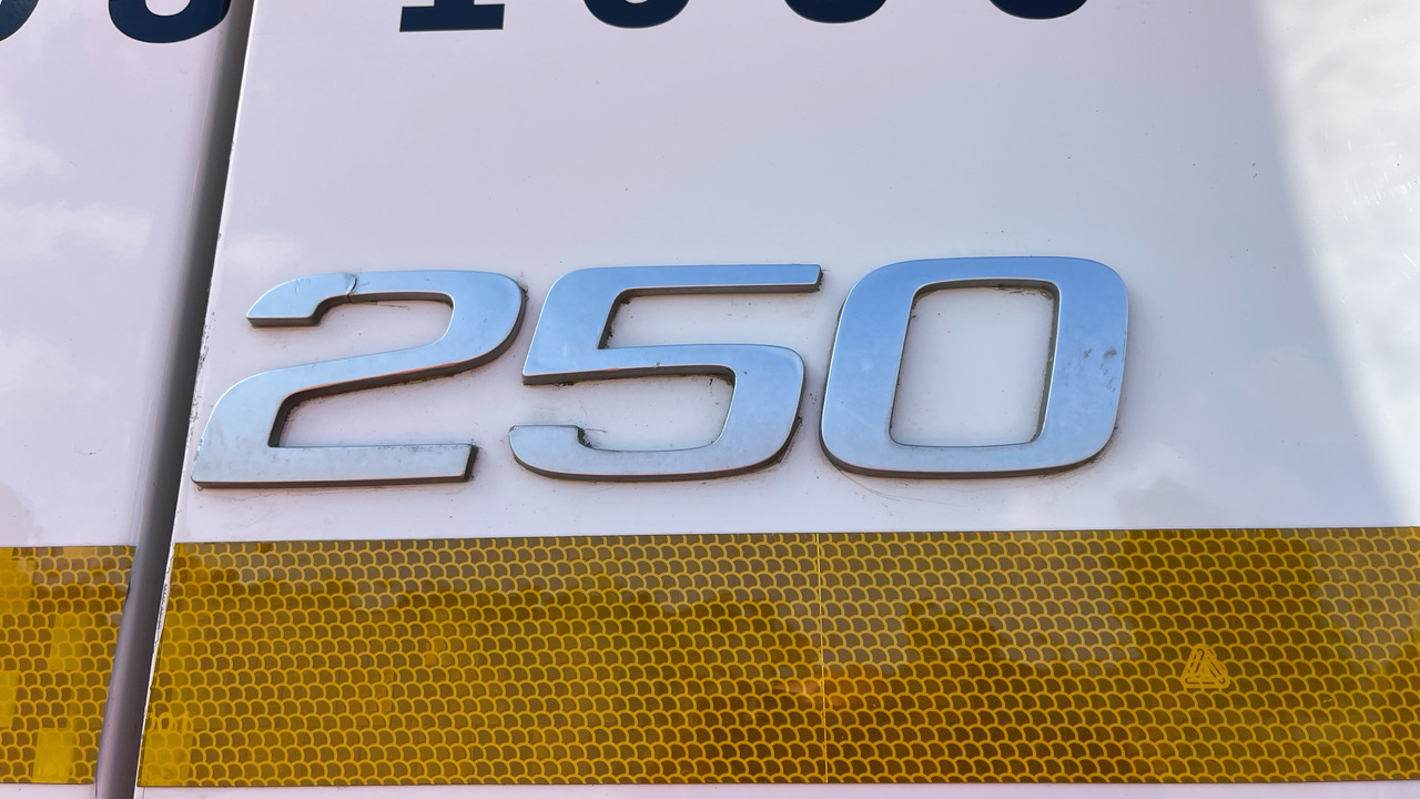 Портальный бункеровоз VOLVO FL 250: фото 16