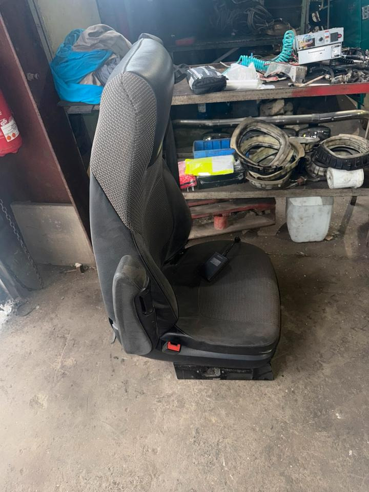 DAF XF 460 Euro 6 Fahrersitz mit Luft - Сиденье для Грузовиков: фото 2 DAF XF 460 Euro 6 Fahrersitz mit Luft - Сиденье для Грузовиков: фото 2