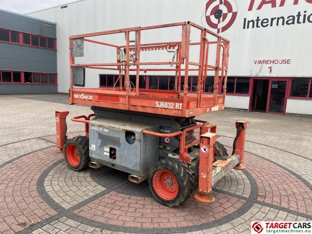 SkyJack SJ6832 RT Diesel 4x4 Scissor Work Lift 1180cm - Ножничный подъемник: фото 4 SkyJack SJ6832 RT Diesel 4x4 Scissor Work Lift 1180cm - Ножничный подъемник: фото 4