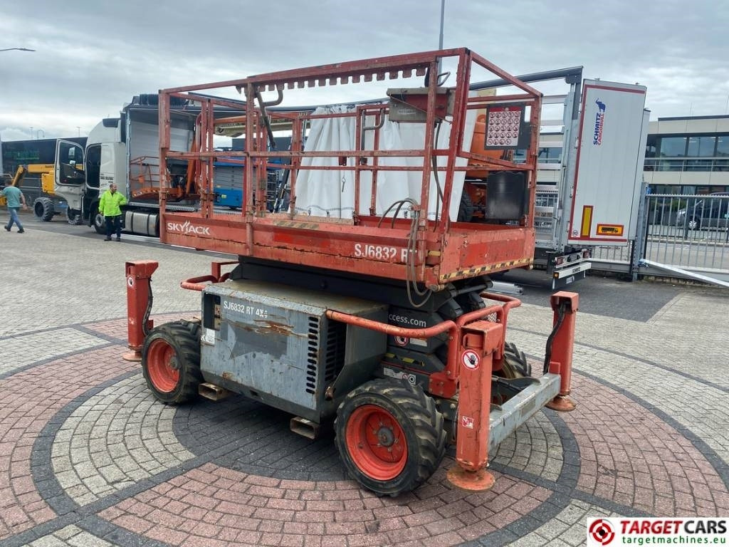 SkyJack SJ6832 RT Diesel 4x4 Scissor Work Lift 1180cm - Ножничный подъемник: фото 2 SkyJack SJ6832 RT Diesel 4x4 Scissor Work Lift 1180cm - Ножничный подъемник: фото 2