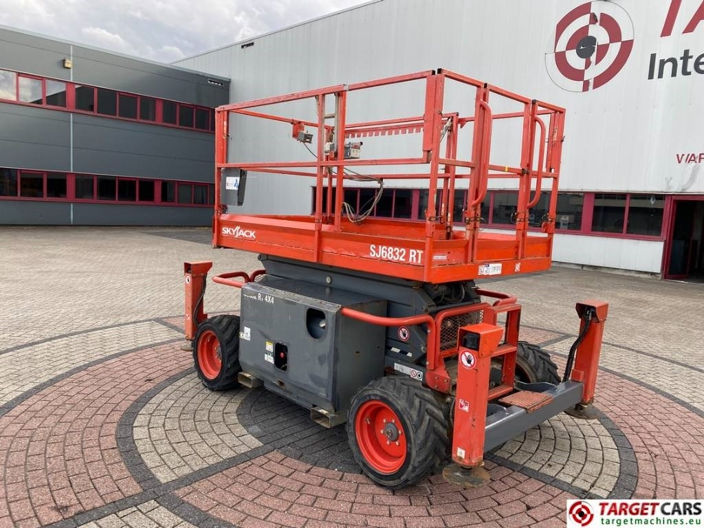SkyJack SJ6832RT Diesel 4x4 Scissor 6832 Work Lift 1180cm - Ножничный подъемник: фото 4 SkyJack SJ6832RT Diesel 4x4 Scissor 6832 Work Lift 1180cm - Ножничный подъемник: фото 4