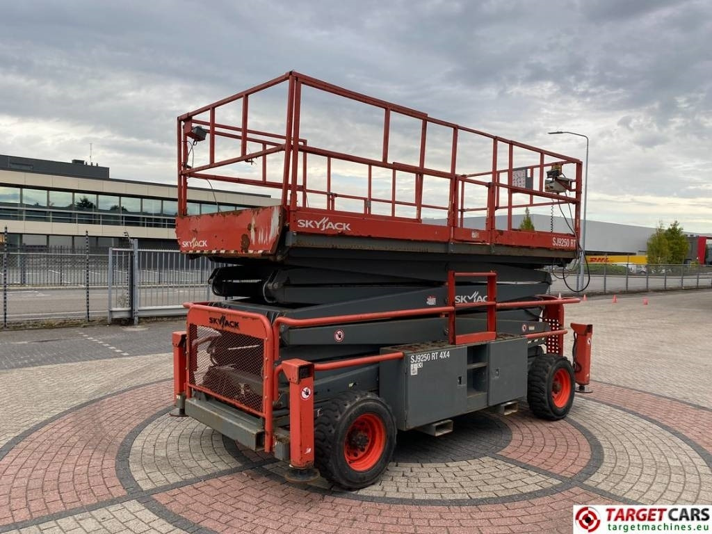 SkyJack SJ9250 RT Diesel 4x4 Scissor 9250 Work Lift 1720cm - Ножничный подъемник: фото 3 SkyJack SJ9250 RT Diesel 4x4 Scissor 9250 Work Lift 1720cm - Ножничный подъемник: фото 3