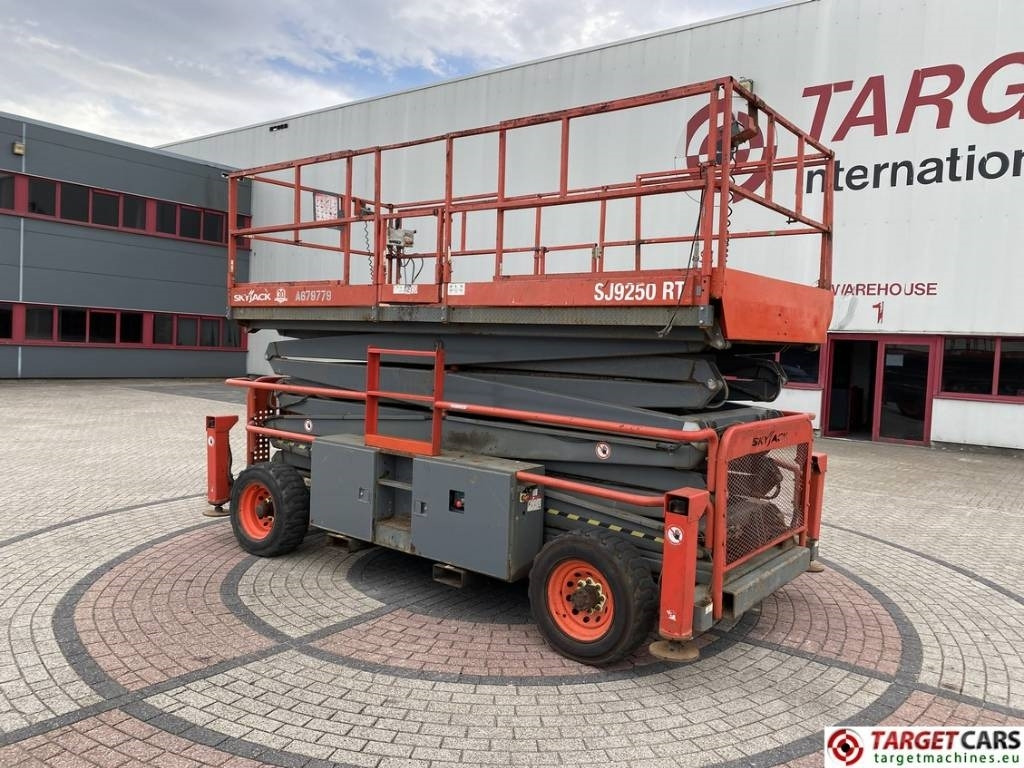 SkyJack SJ9250 RT Diesel 4x4 Scissor Work Lift 1720cm - Ножничный подъемник: фото 4 SkyJack SJ9250 RT Diesel 4x4 Scissor Work Lift 1720cm - Ножничный подъемник: фото 4