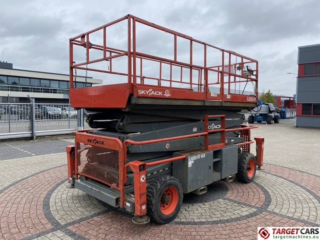SkyJack SJ9250RT Diesel 4x4 Scissor Work Lift 1720cm - Ножничный подъемник: фото 3 SkyJack SJ9250RT Diesel 4x4 Scissor Work Lift 1720cm - Ножничный подъемник: фото 3