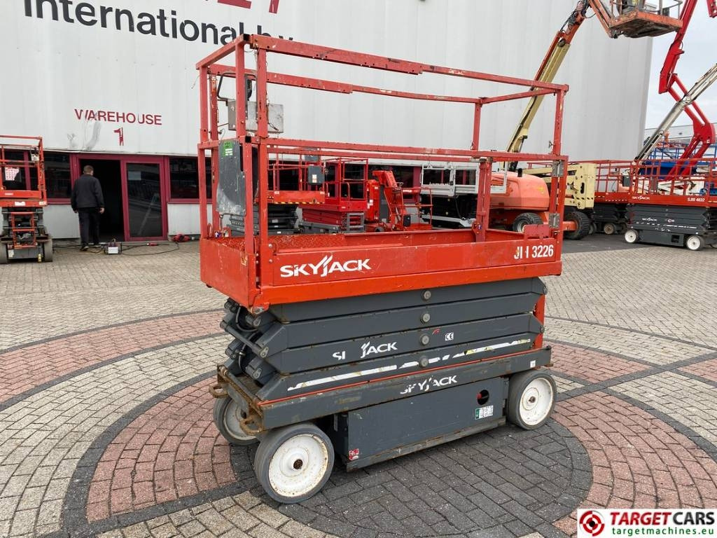 SkyJack SJIII-3226 Electric 3226 Scissor Work Lift 990cm  - Ножничный подъемник: фото 1 SkyJack SJIII-3226 Electric 3226 Scissor Work Lift 990cm  - Ножничный подъемник: фото 1