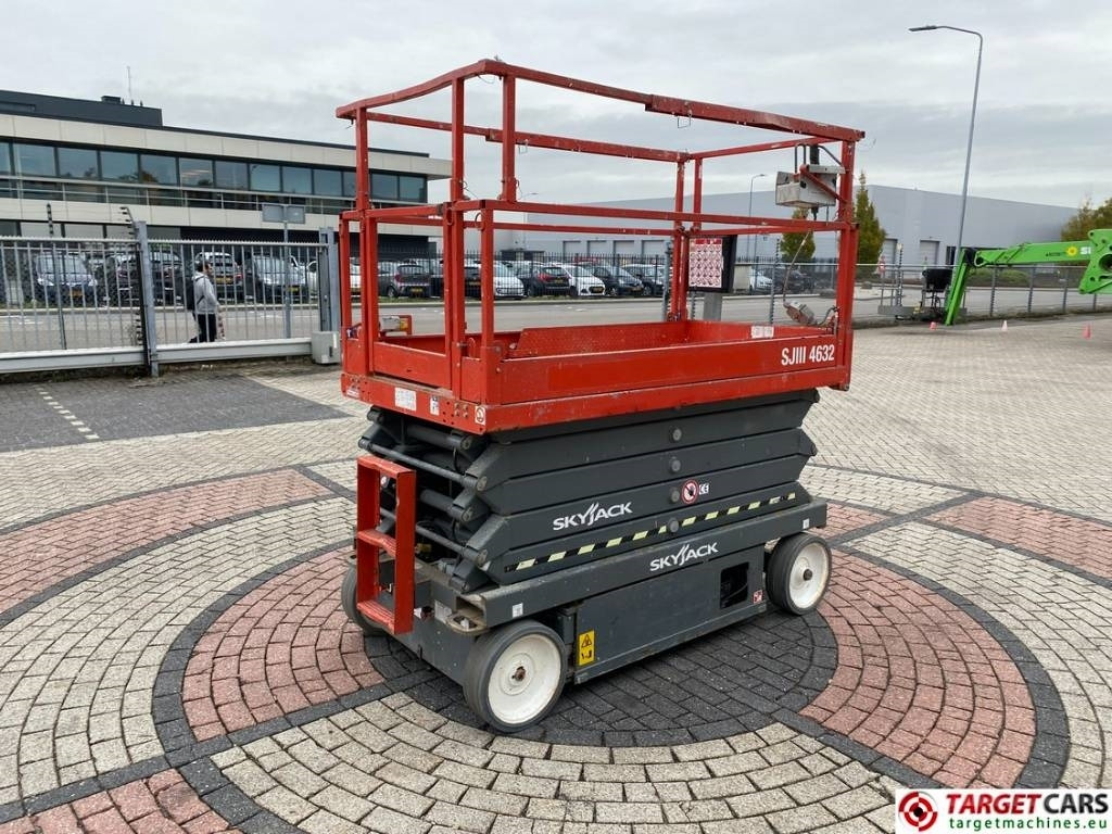 SkyJack SJIII-4632 Electric 4632 Scissor Work Lift 1170cm - Ножничный подъемник: фото 3 SkyJack SJIII-4632 Electric 4632 Scissor Work Lift 1170cm - Ножничный подъемник: фото 3