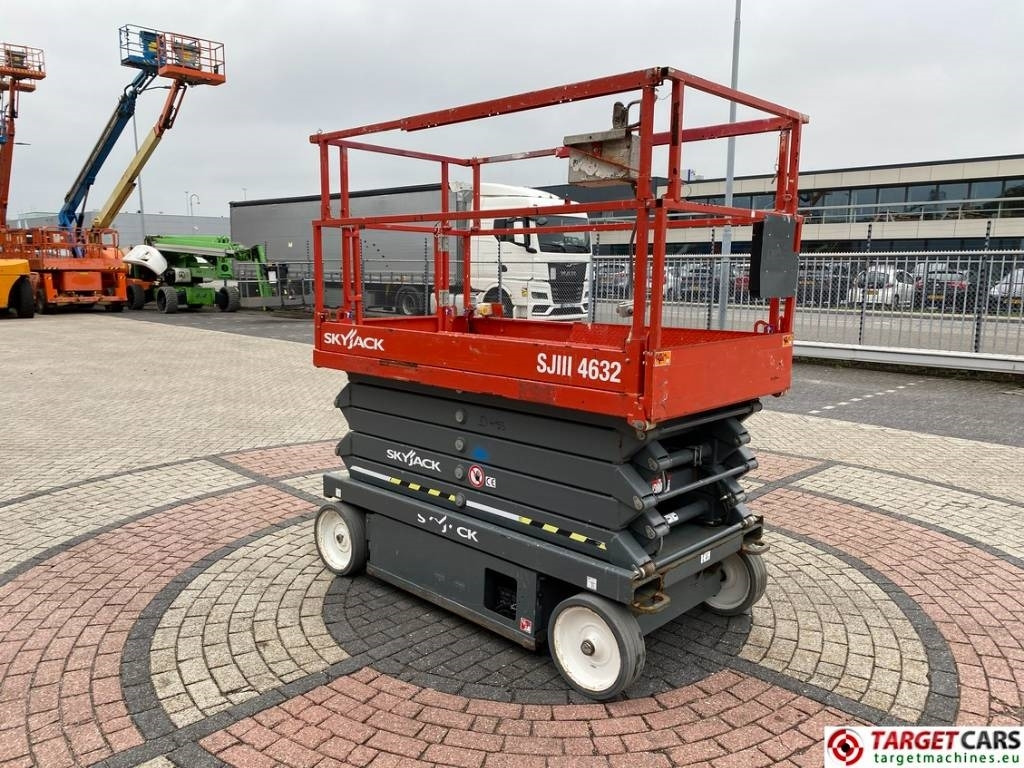 SkyJack SJIII-4632 Electric 4632 Scissor Work Lift 1170cm - Ножничный подъемник: фото 2 SkyJack SJIII-4632 Electric 4632 Scissor Work Lift 1170cm - Ножничный подъемник: фото 2