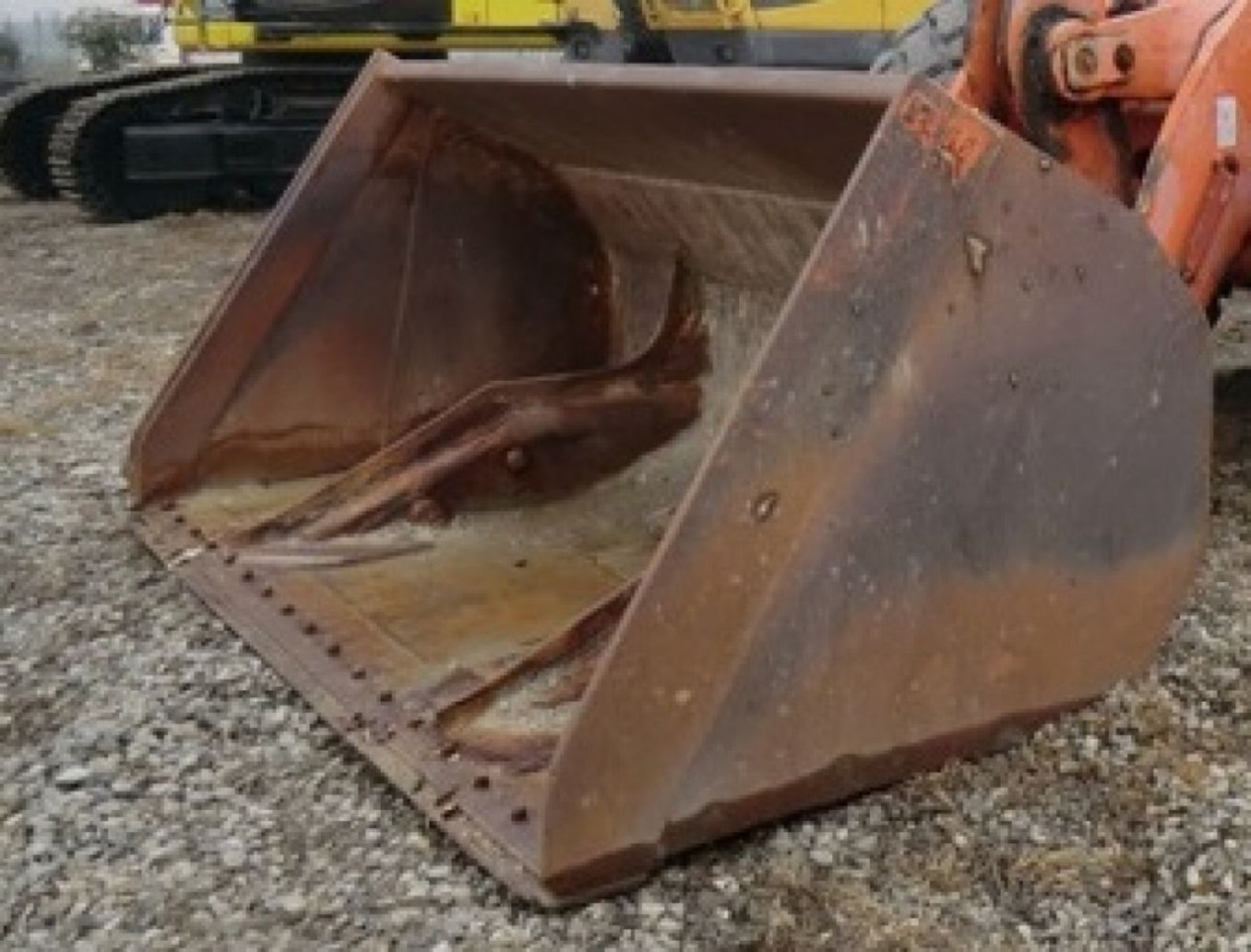FIAT HITACHI W270 Benna ad alto ribaltamento, completo di salvatagliente. - Ковш для погрузчика: фото 3 FIAT HITACHI W270 Benna ad alto ribaltamento, completo di salvatagliente. - Ковш для погрузчика: фото 3