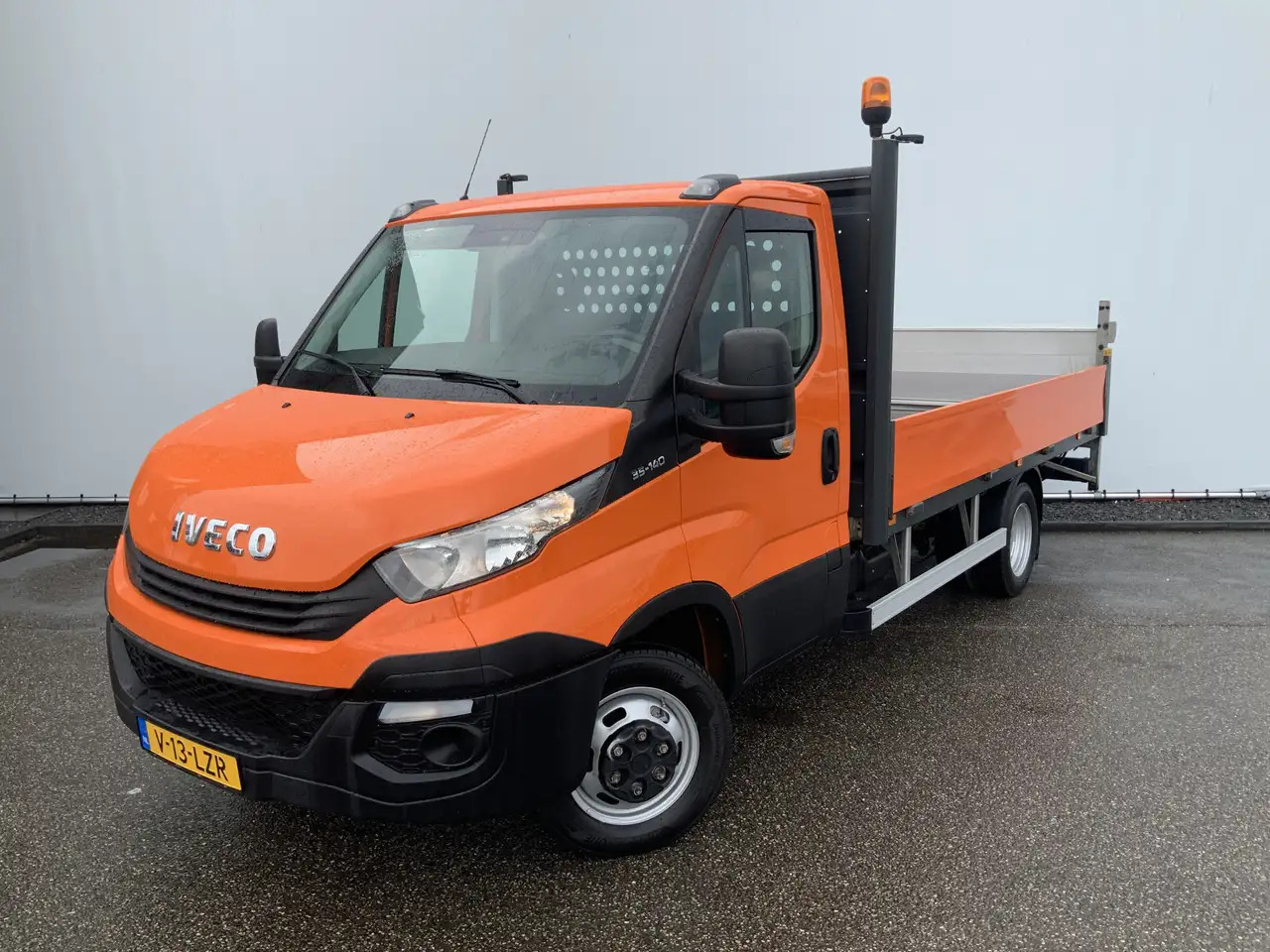 Iveco Daily 35C14 2.3 375 Pick Up & LaadLift Airco Navi Trekha - Малотоннажный бортовой грузовик: фото 1 Iveco Daily 35C14 2.3 375 Pick Up & LaadLift Airco Navi Trekha - Малотоннажный бортовой грузовик: фото 1