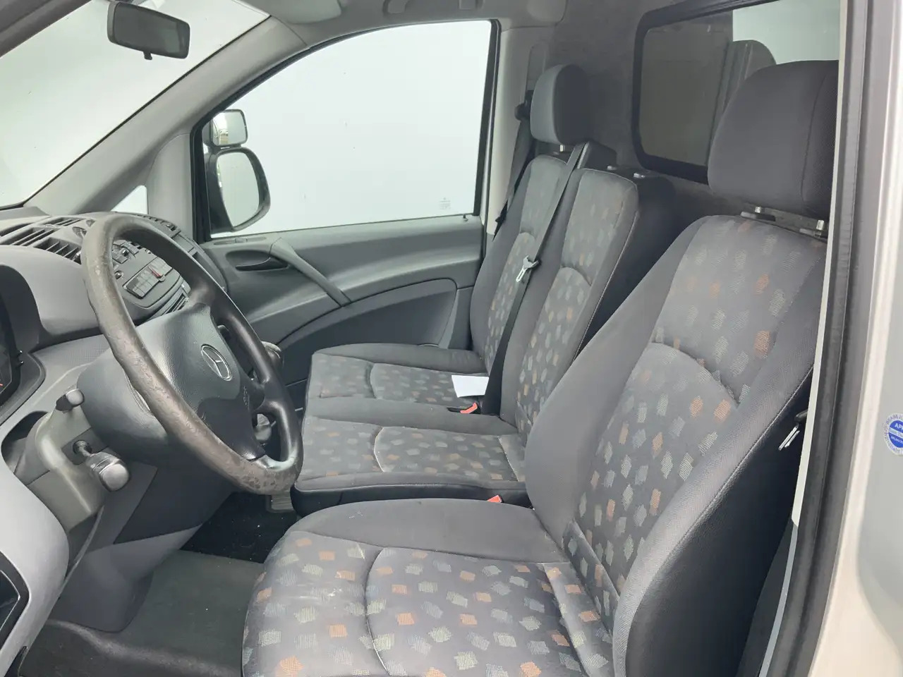 Mercedes-Benz Vito 111 CDI 320 Lang Verstuiver lek Airco Cruise 3 Zit - Легковой фургон: фото 4 Mercedes-Benz Vito 111 CDI 320 Lang Verstuiver lek Airco Cruise 3 Zit - Легковой фургон: фото 4