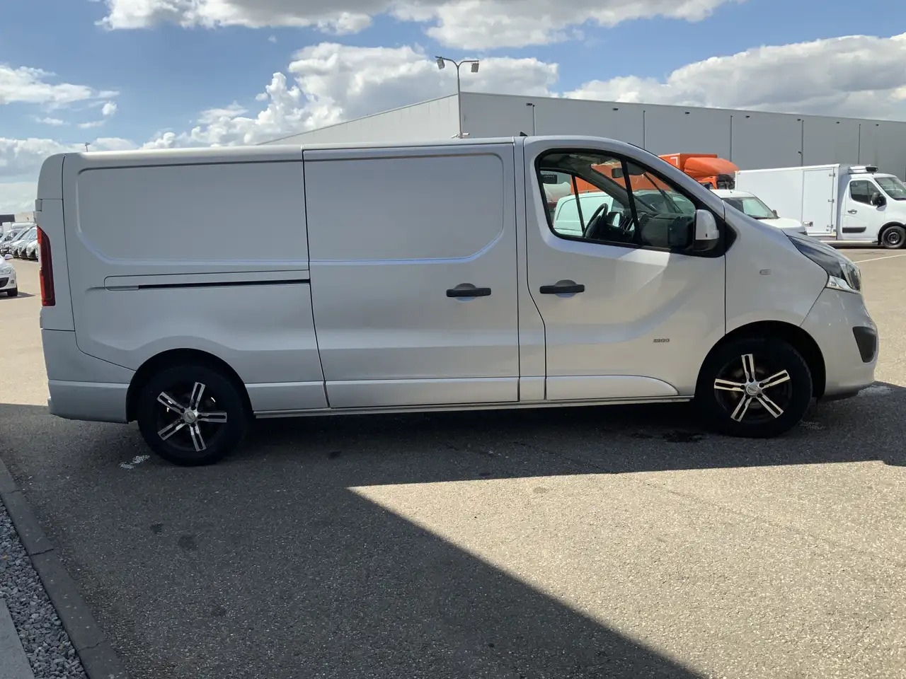 Opel Vivaro 1.6 CDTI L2H1 Sport EcoFlex (MOTOR DEFECT !!!!)Air - Цельнометаллический фургон: фото 2 Opel Vivaro 1.6 CDTI L2H1 Sport EcoFlex (MOTOR DEFECT !!!!)Air - Цельнометаллический фургон: фото 2