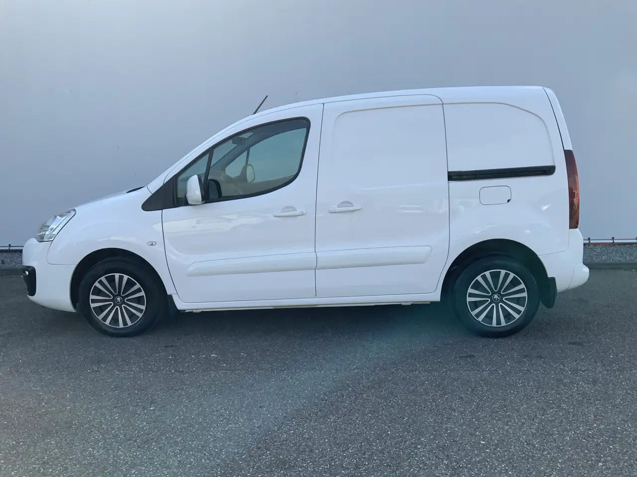 Peugeot Partner 122 1.6 BlueHDi Automaat hapert !!!100 L1 Premium - Легковой фургон: фото 3 Peugeot Partner 122 1.6 BlueHDi Automaat hapert !!!100 L1 Premium - Легковой фургон: фото 3