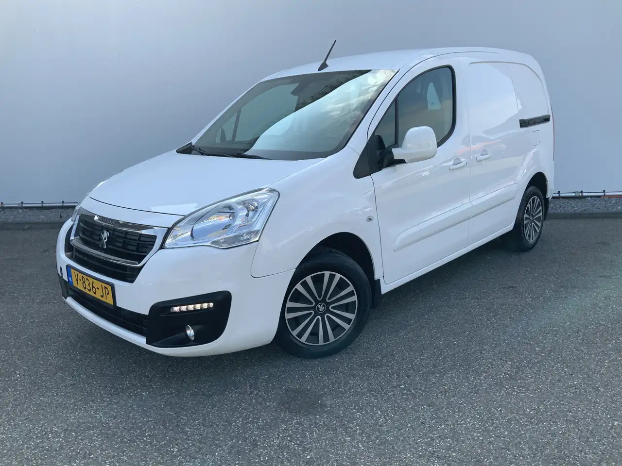 Peugeot Partner 122 1.6 BlueHDi Automaat hapert !!!100 L1 Premium - Легковой фургон: фото 1 Peugeot Partner 122 1.6 BlueHDi Automaat hapert !!!100 L1 Premium - Легковой фургон: фото 1