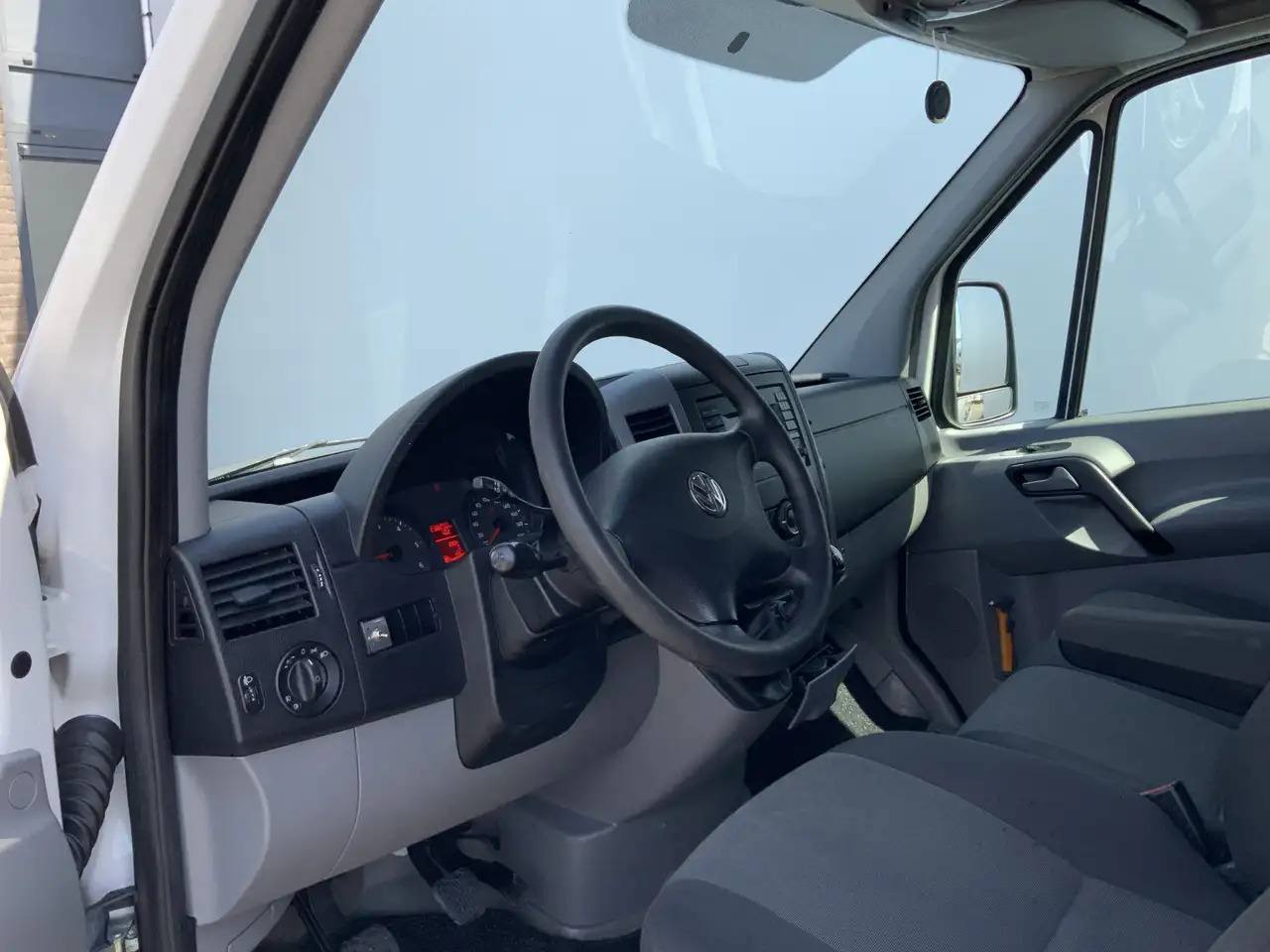 Volkswagen Crafter 35 2.0 TDI L1H1 Airco Cruise 3 Zits Trekhaak 2000 - Цельнометаллический фургон: фото 5 Volkswagen Crafter 35 2.0 TDI L1H1 Airco Cruise 3 Zits Trekhaak 2000 - Цельнометаллический фургон: фото 5