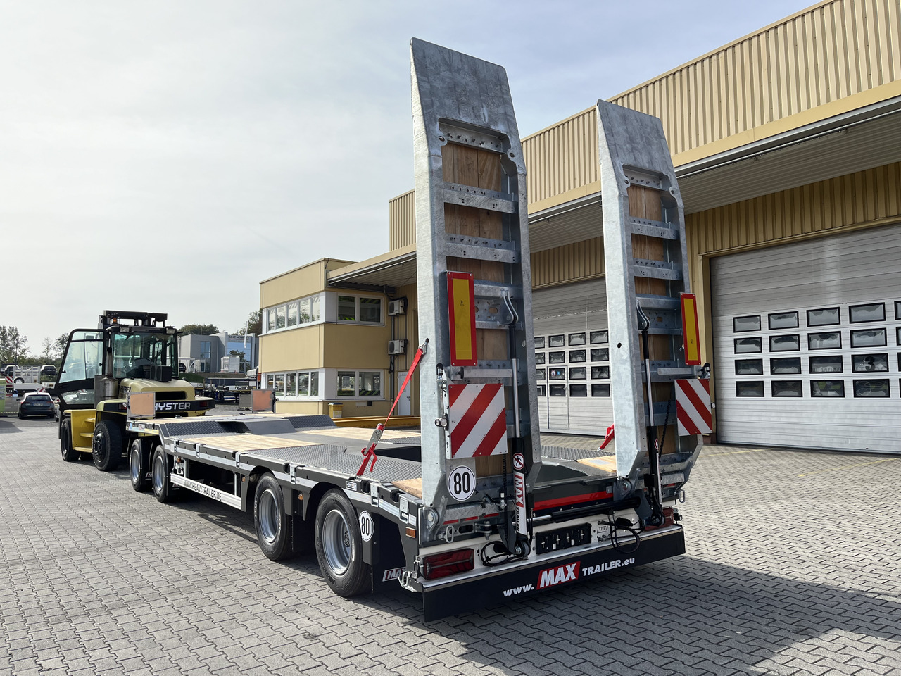 FAYMONVILLE MAX Trailer 4(2+2)-Achs-Anhänger mit hydr. Rampen - Низкорамный прицеп: фото 1 FAYMONVILLE MAX Trailer 4(2+2)-Achs-Anhänger mit hydr. Rampen - Низкорамный прицеп: фото 1