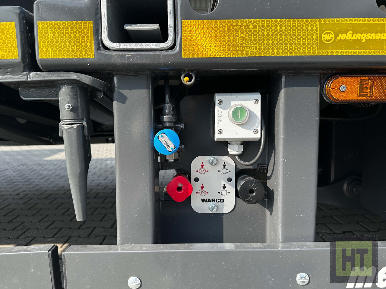 Meusburger 3-Achs-Tele-Semi mit 1 Paar Radmulden und hydr. Rampen - Низкорамный полуприцеп: фото 5 Meusburger 3-Achs-Tele-Semi mit 1 Paar Radmulden und hydr. Rampen - Низкорамный полуприцеп: фото 5