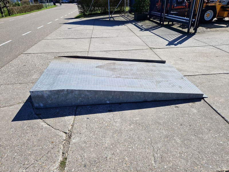 Diversen gegalvaniseerd zwaar uitgevoerd oprijplateau - Навесное оборудование: фото 2 Diversen gegalvaniseerd zwaar uitgevoerd oprijplateau - Навесное оборудование: фото 2