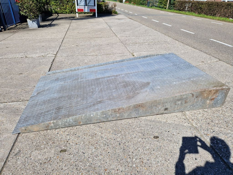 Diversen gegalvaniseerd zwaar uitgevoerd oprijplateau - Навесное оборудование: фото 1 Diversen gegalvaniseerd zwaar uitgevoerd oprijplateau - Навесное оборудование: фото 1